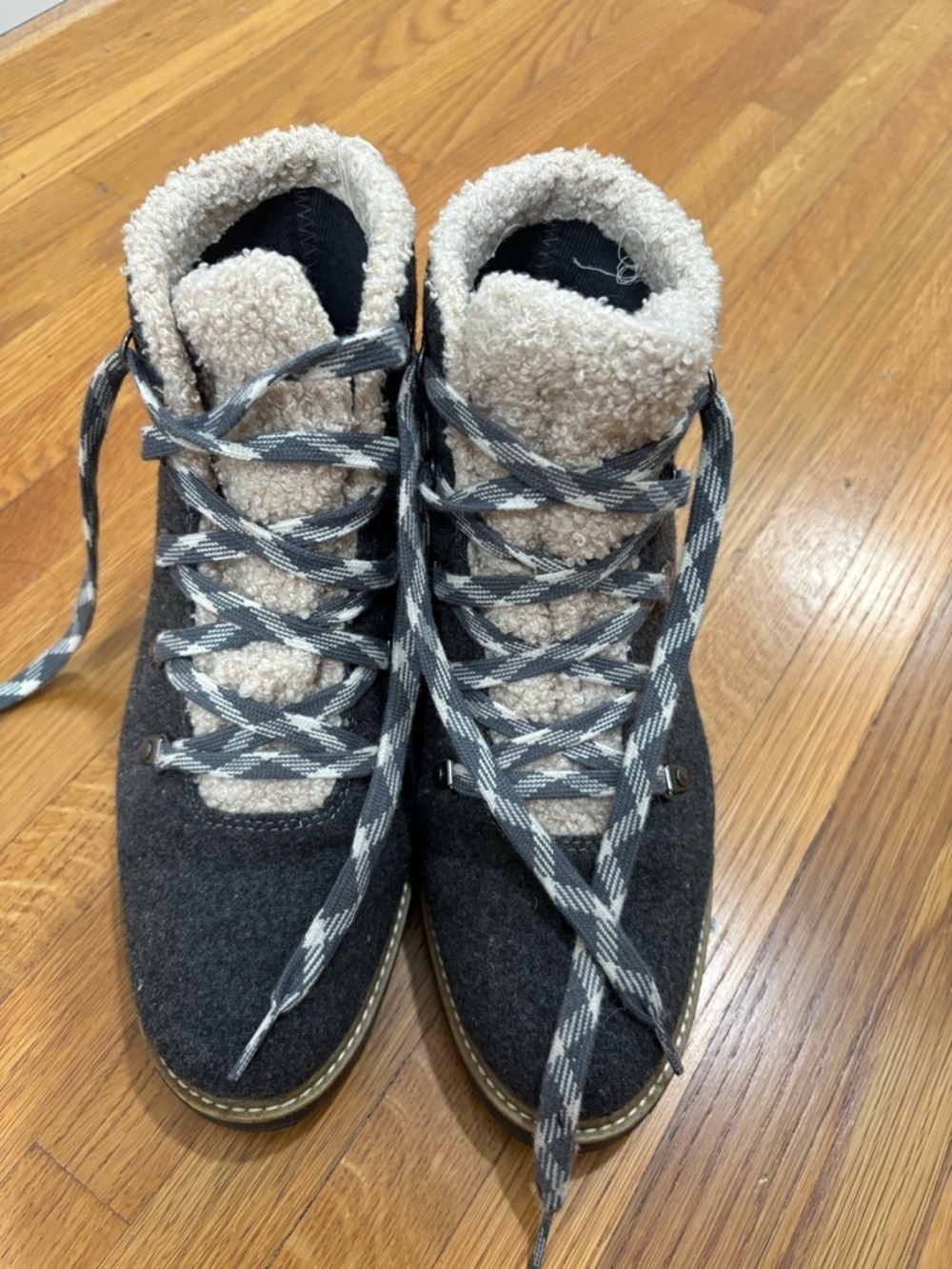 571 Dr. Scholl's womens So Cozy Charcoal Gray Boots with Cream Sherpa Lining